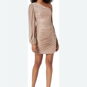 BCBGMAXAZRIA DRESS IN SIZE MEDIUM. COLOR METALLIC GOLD.